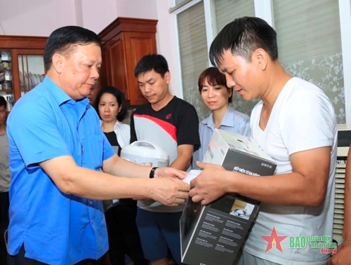 Bí thư Thành ủy Hà Nội thăm hỏi, động viên nạn nhân vụ cháy chung cư mini tại quận Thanh Xuân

